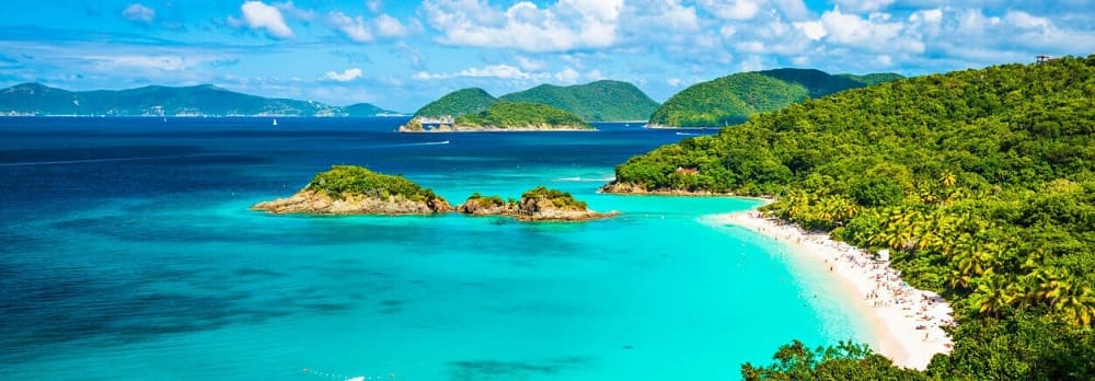 Карибское море, белые пляжи, голубая вода, зеленые горы